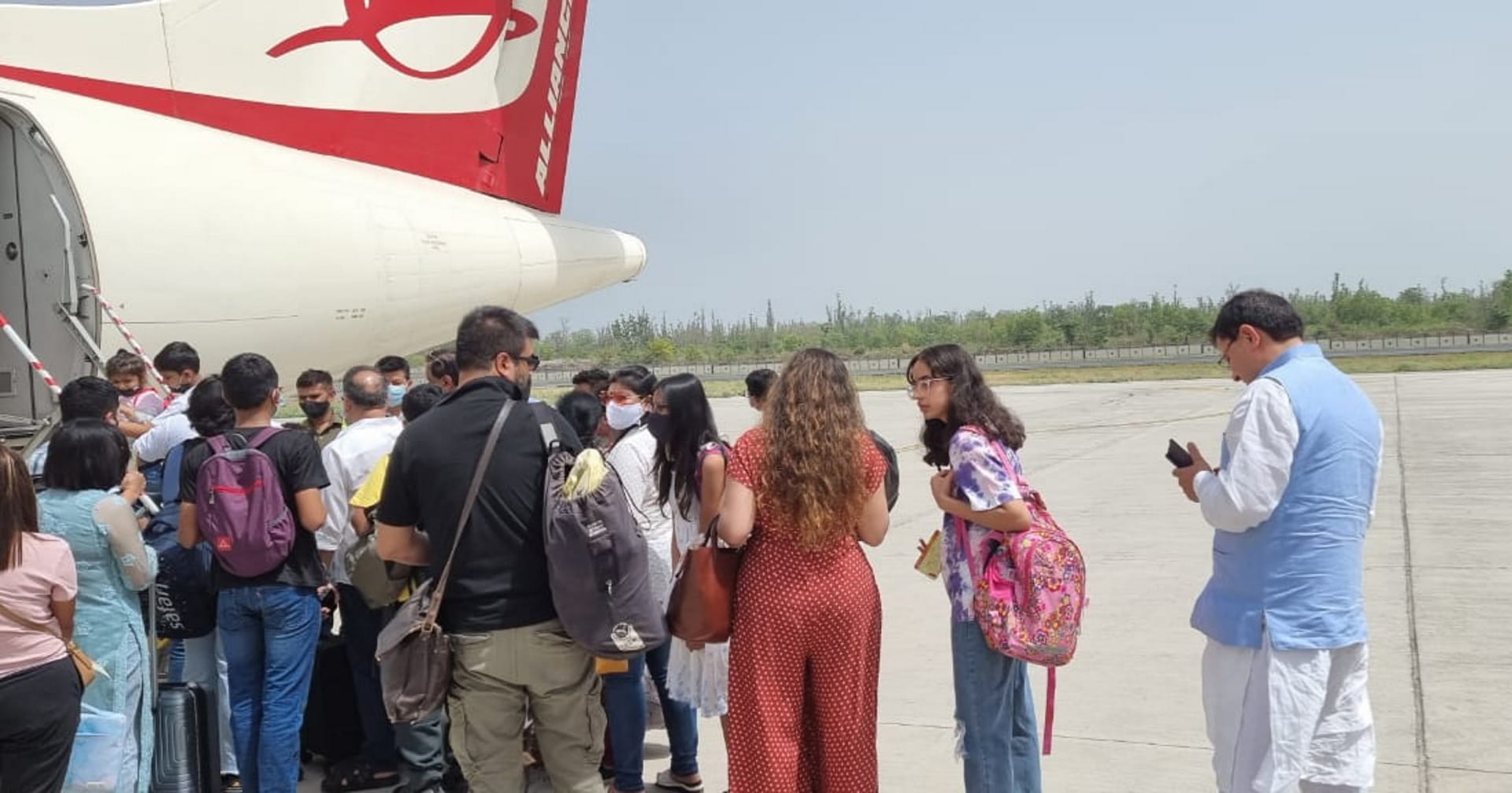 CM Pushkar Singh Dhami Photo viral on social media, Traveled in economy class, took Chardham yatra feedback from passengers