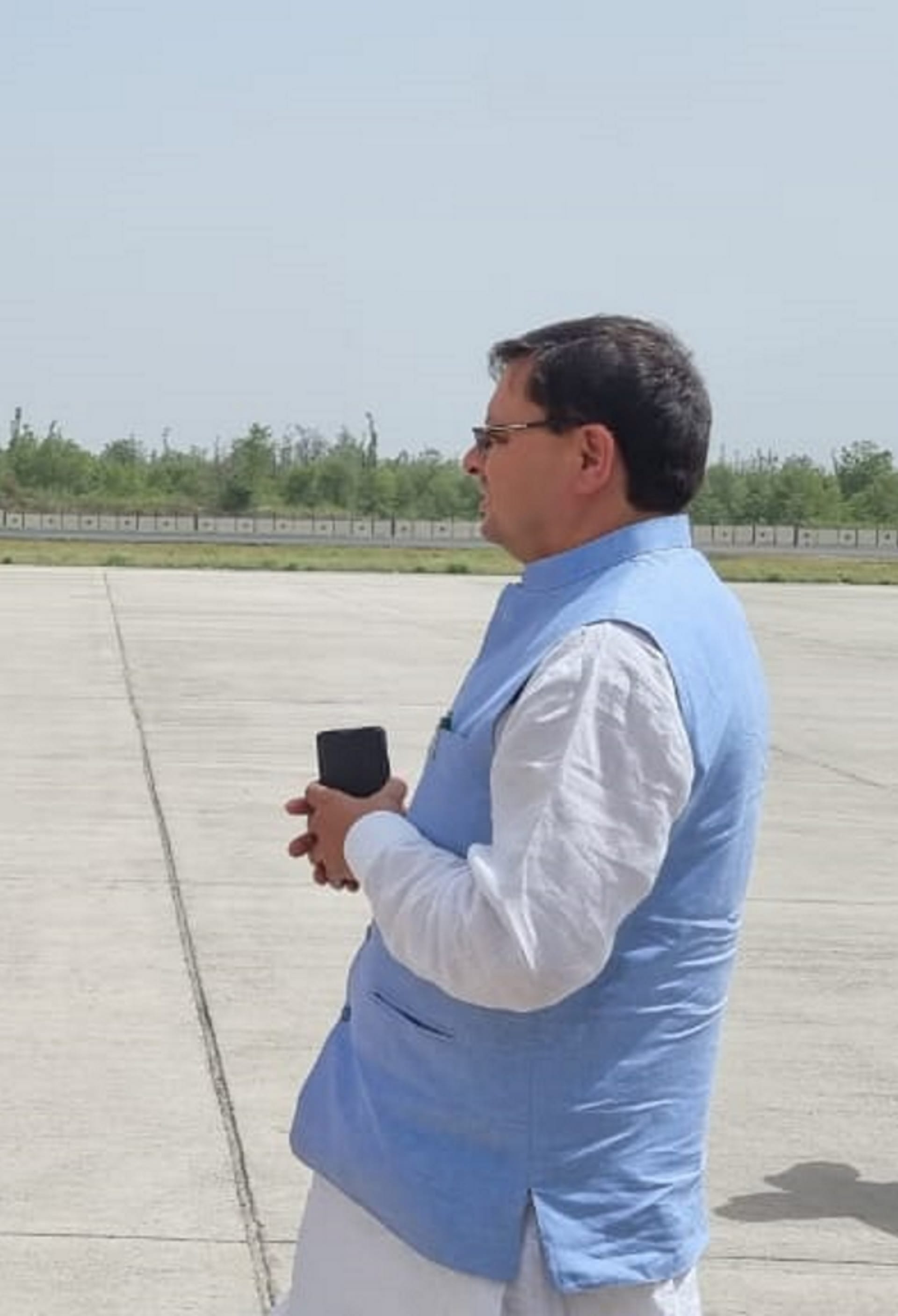 CM Pushkar Singh Dhami Photo viral on social media, Traveled in economy class, took Chardham yatra feedback from passengers