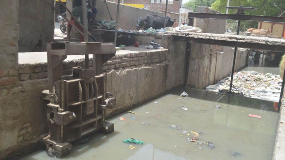 Two crore liters of dirty water falling in Yamuna every day