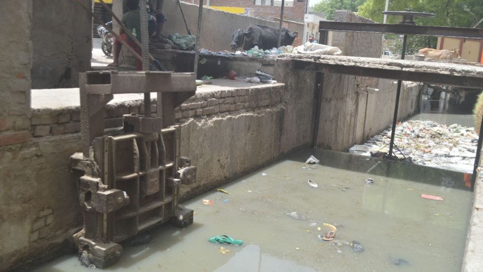 Two crore liters of dirty water falling in Yamuna every day