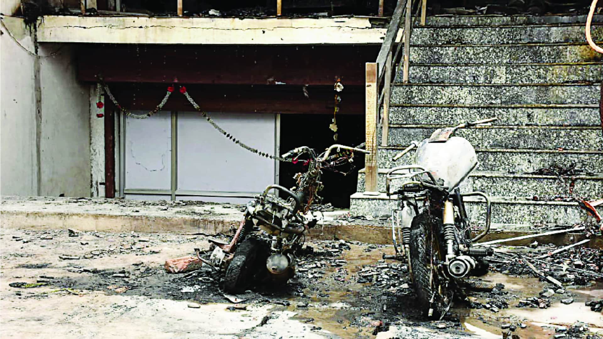 Fire in Faridabad: Satveer left the 10-day-old girl crying, had celebrated the first wedding anniversary with his wife two days ago.