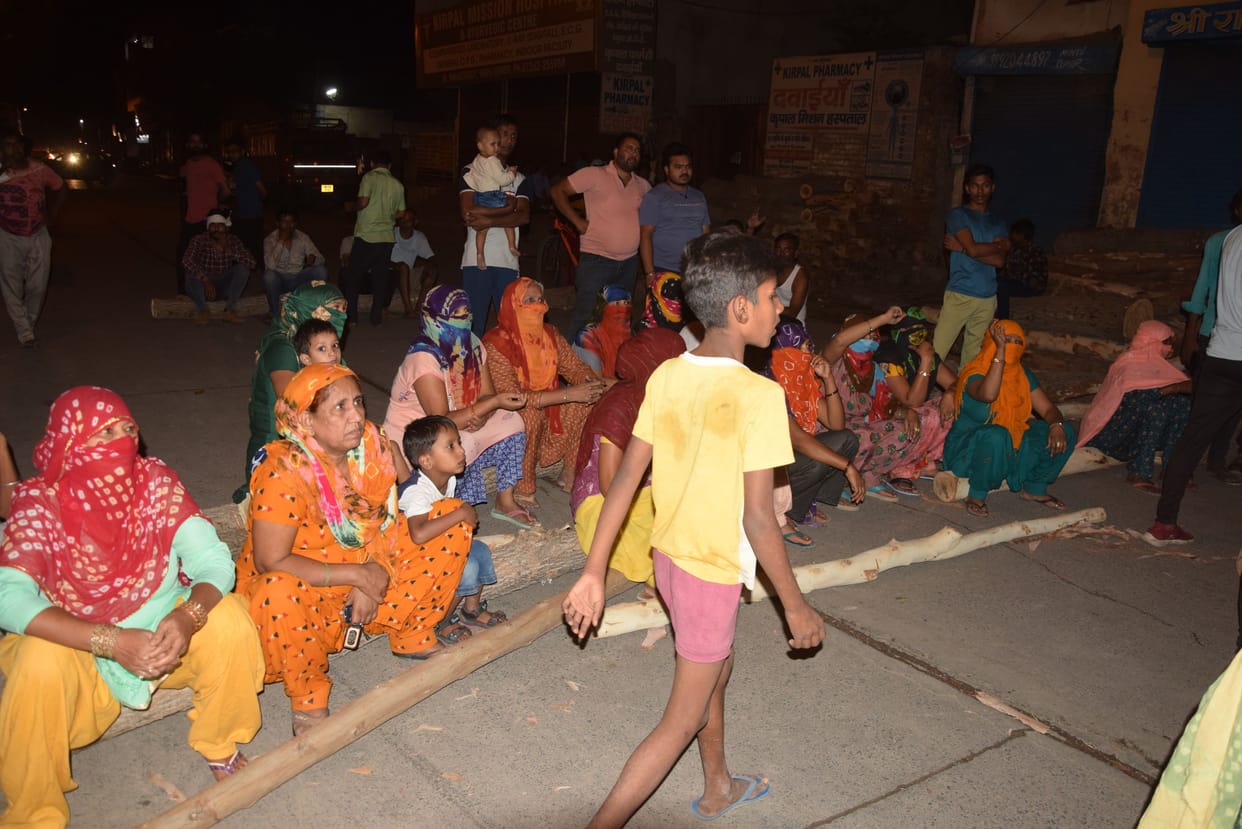 Problems of drinking water and electricity... people of Tej Colony jammed for three hours