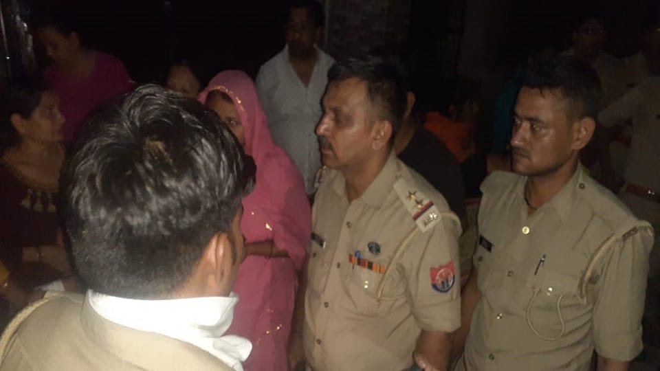 Agra Fire in the house death of physiotherapist due to suffocation condition of family deteriorated
