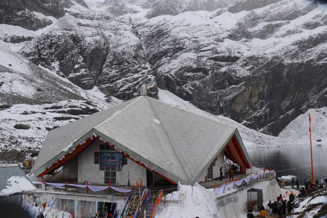 Hemkund Sahib doors closed band tune of army snowing continuously for two days all update today