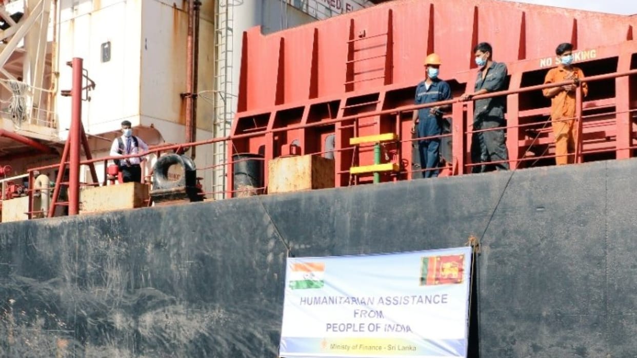Ship reches Colombo from India carrying relief materials for crisis facing people of Sri Lanka news in Hindi