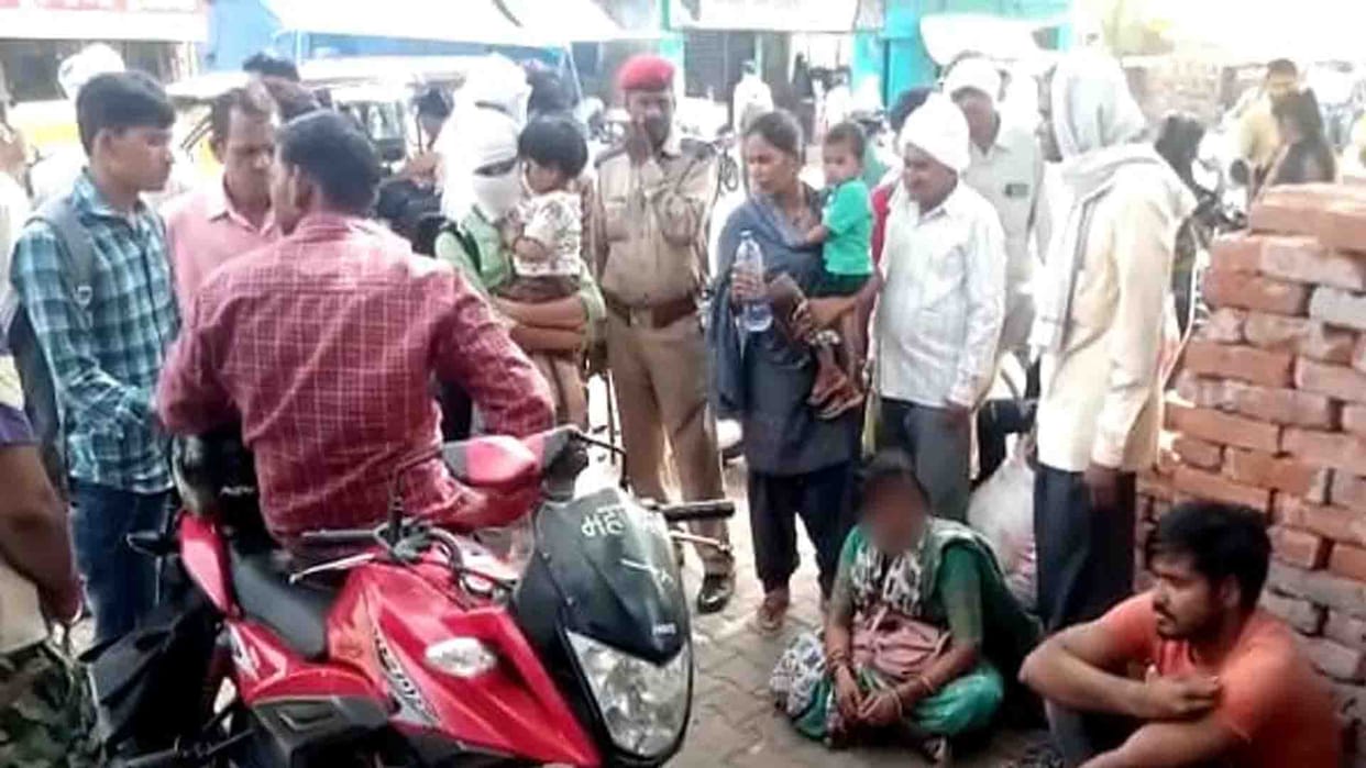High voltage drama of husband and wife at bus stand in Etawah