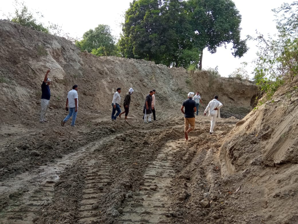 Farmers expressed their displeasure after seeing the disturbance in the cleaning of the small Saryu river