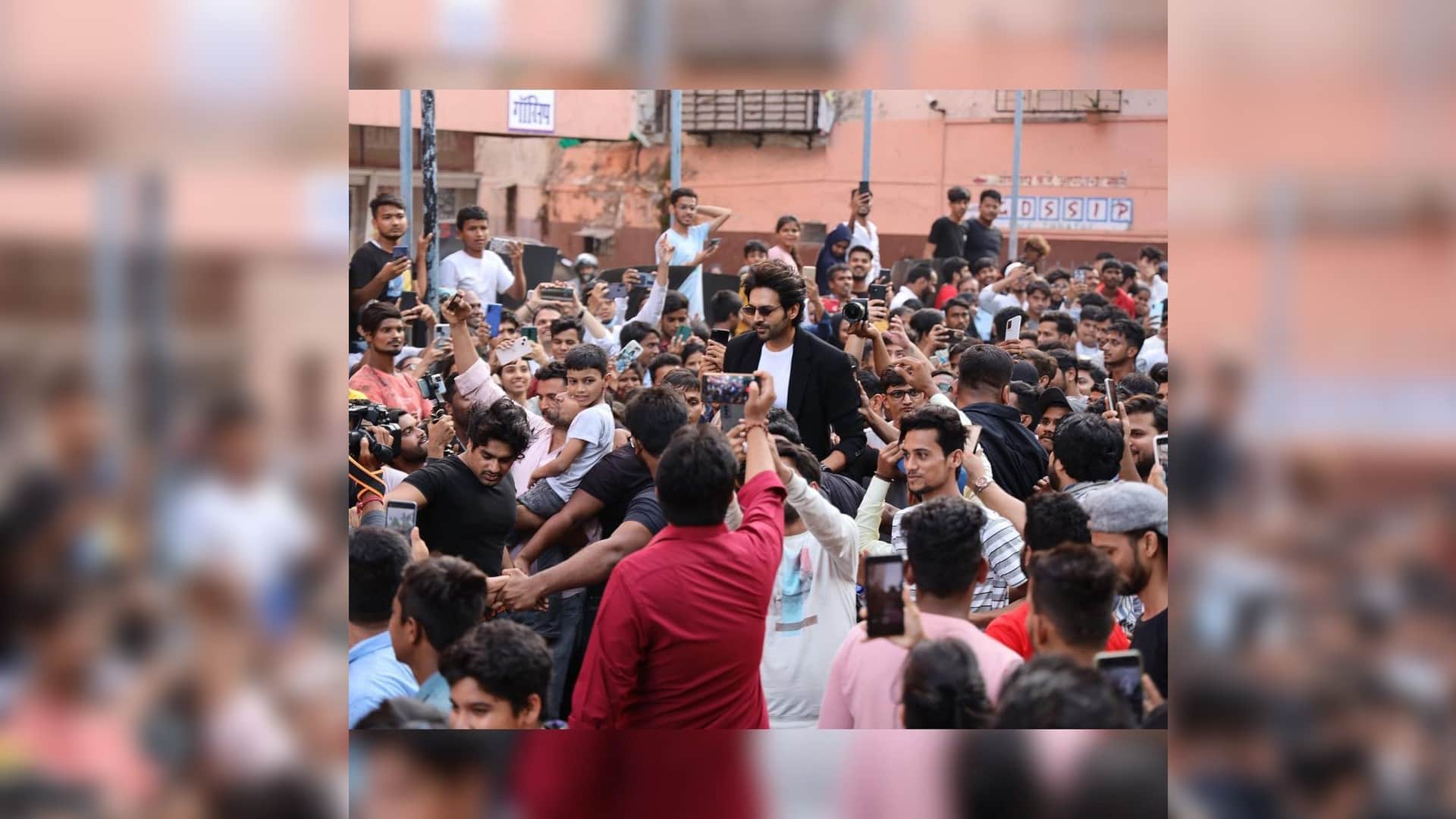 Bhool bhulaiyaa 2 actor Kartik aaryan arrives at Getty Cinema to watch his film, shares photo with Housefull board