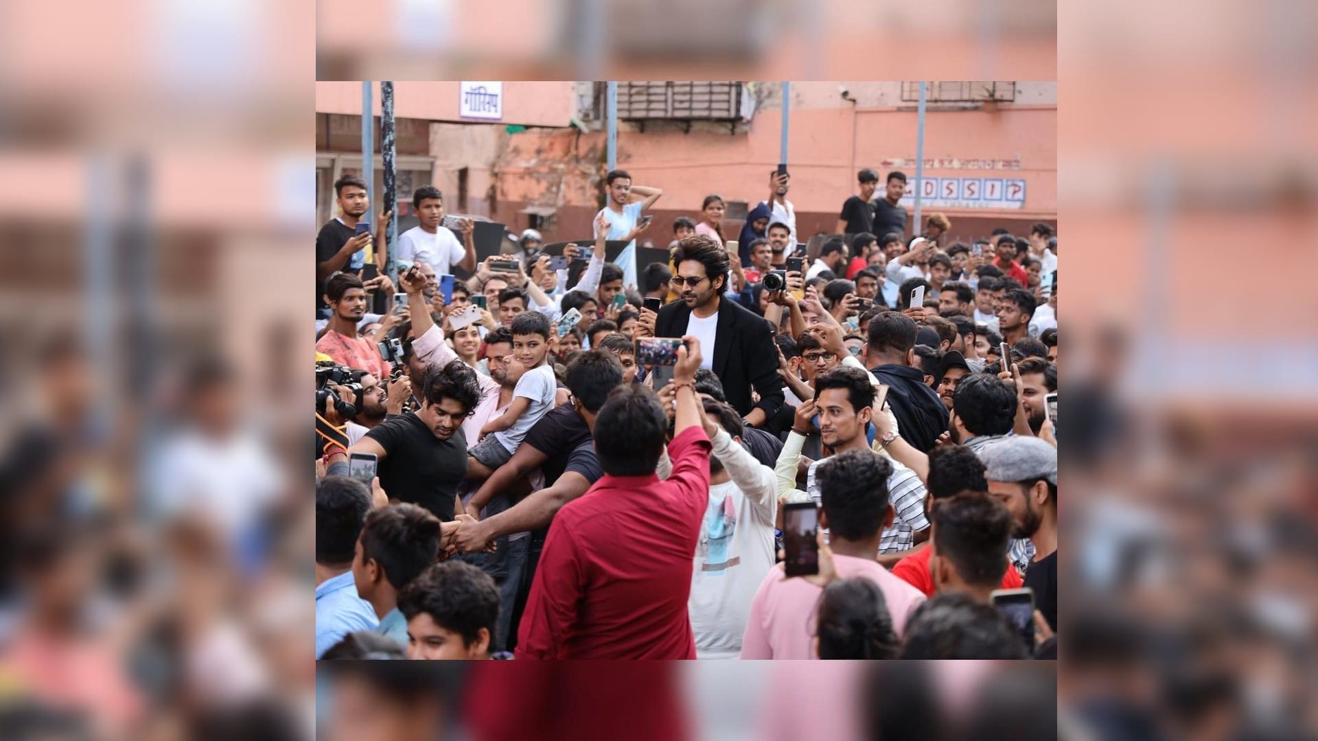 Bhool bhulaiyaa 2 actor Kartik aaryan arrives at Getty Cinema to watch his film, shares photo with Housefull board