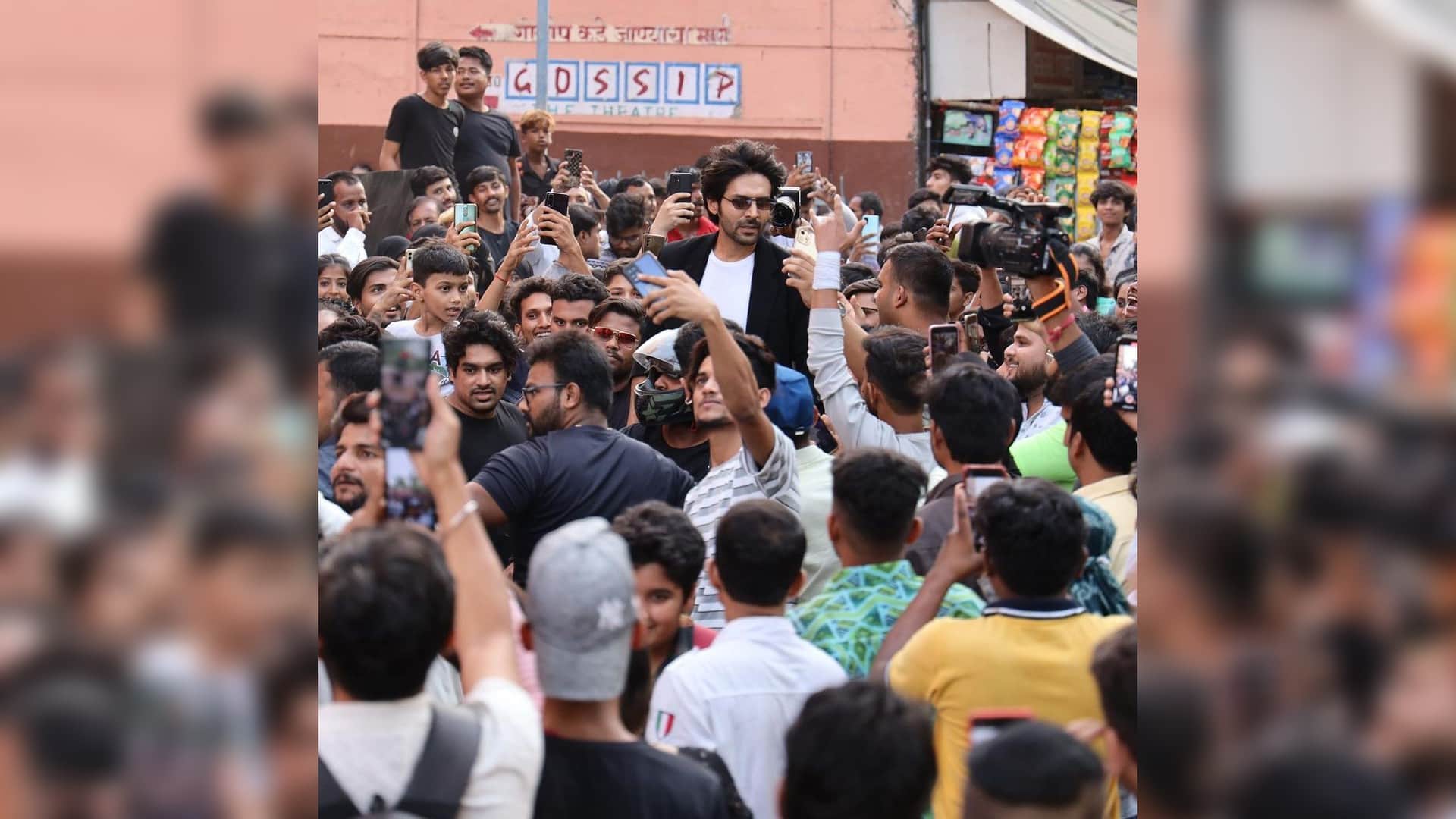 Bhool bhulaiyaa 2 actor Kartik aaryan arrives at Getty Cinema to watch his film, shares photo with Housefull board
