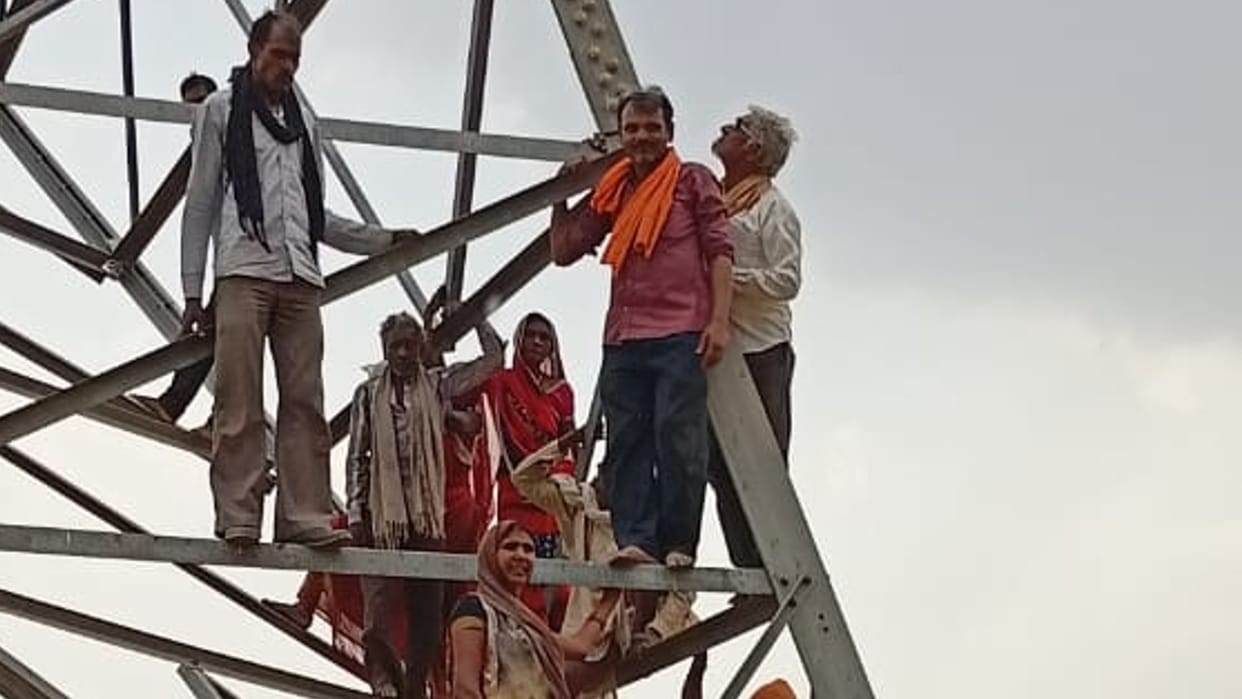 Satna News: Farmers climbed the tower for compensation, did not get discouraged even in storm water