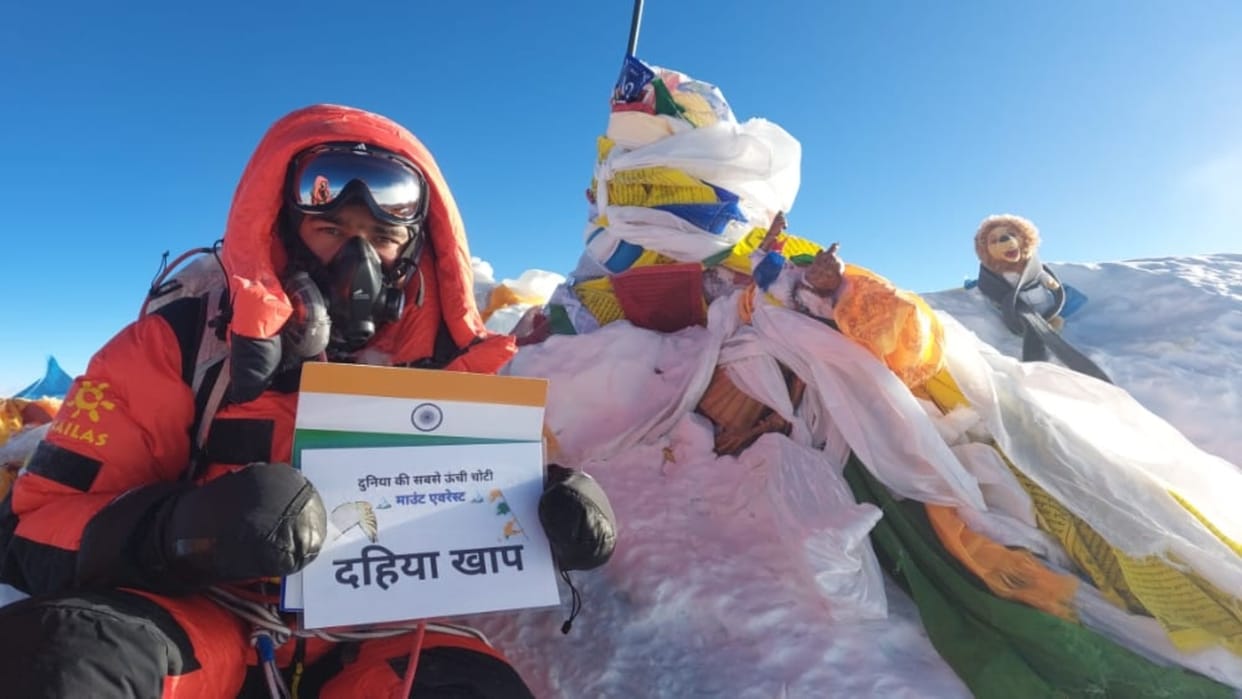 Mountaineer Nitish Dahiya hoisted the tricolor by scaling Mount Everest