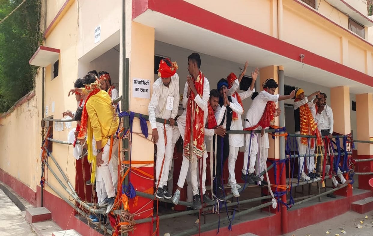 Student Union Election Voting continues in KB College and GD Binani PG College in mirzapur candidates seeking votes