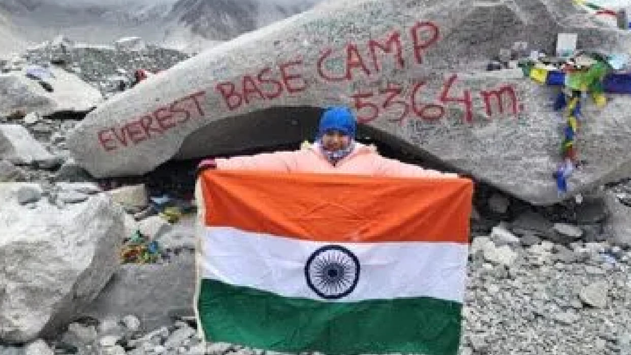Mumbai 10 year old skater Rhythm Mamania made a record by climbing to Everest Base Camp know everything about her 