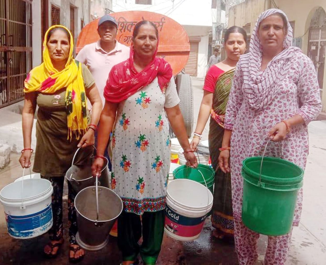 Drinking water shortage: Women demonstrated with empty utensils