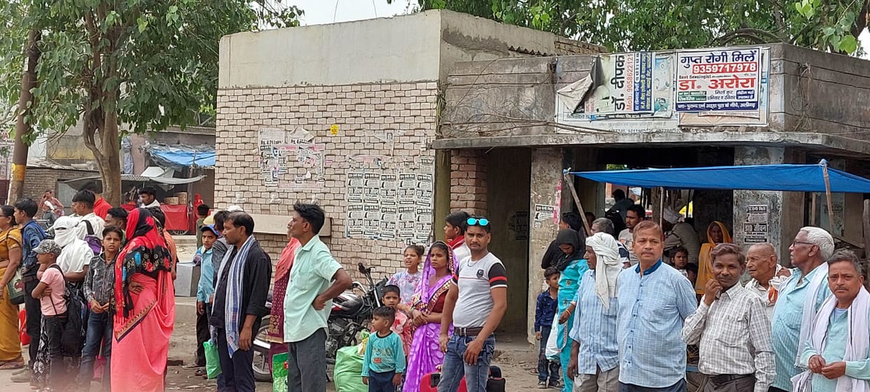 Hathras: Water tank built by breaking the passenger waiting room, people waiting for buses in the sun