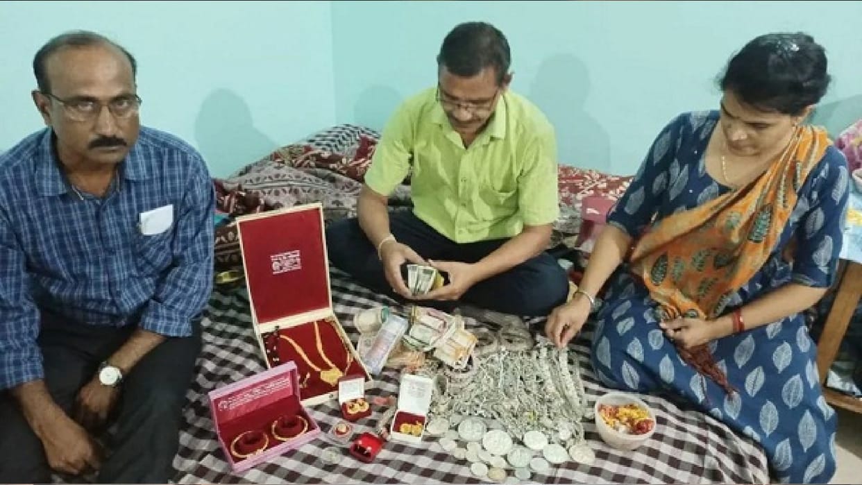 Rewa News: Crorepati Patwari in Singrauli, jewelery worth Rs 7.5 lakh and house worth Rs 82 lakh exposed in EOW raid