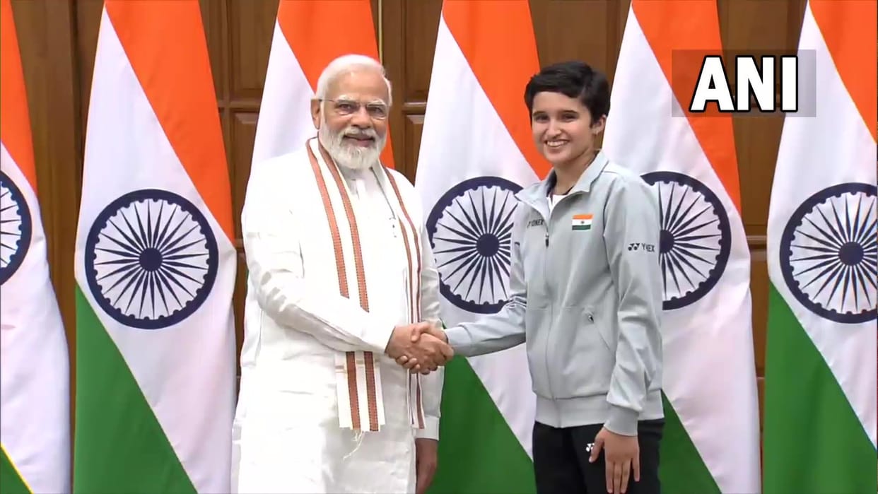 PM Modi Meets badminton Players who shares their experience of thomas cup and Uber Cup