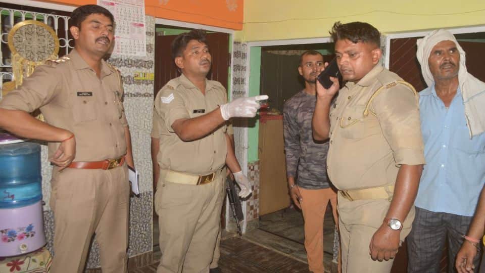 husband killed wife in front of girlfriend in agra