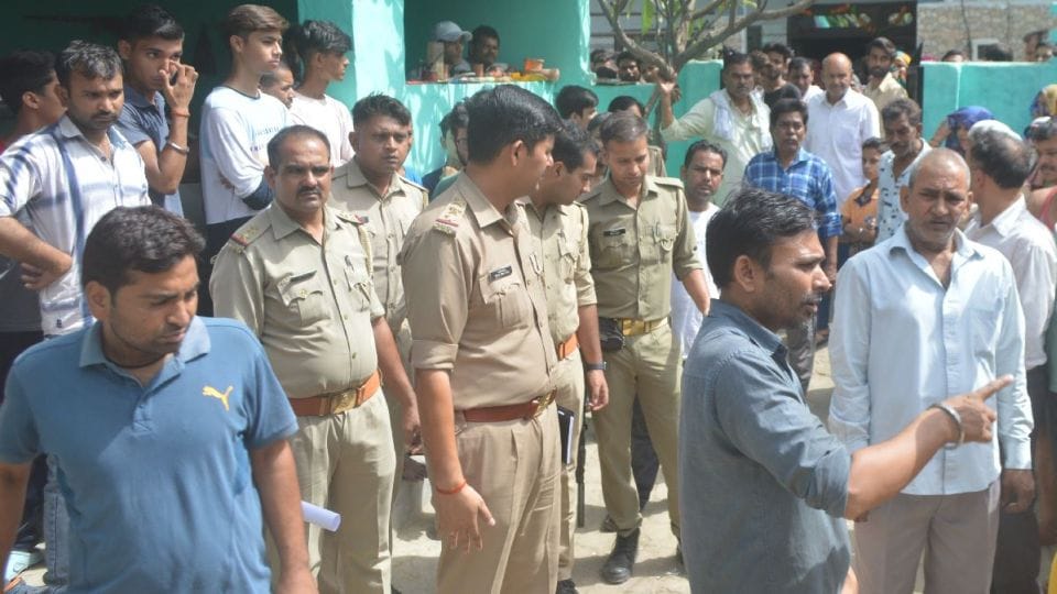 husband killed wife in front of girlfriend in agra