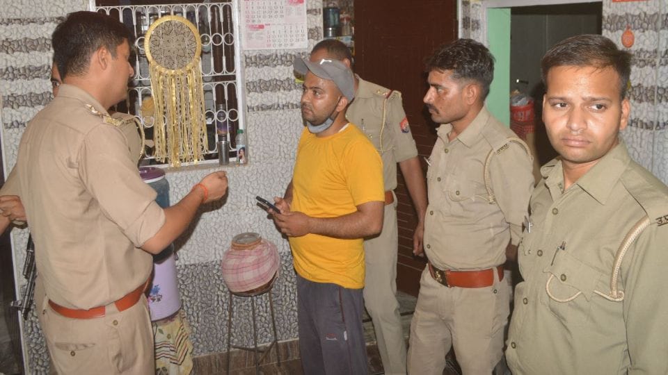 husband killed wife in front of girlfriend in agra
