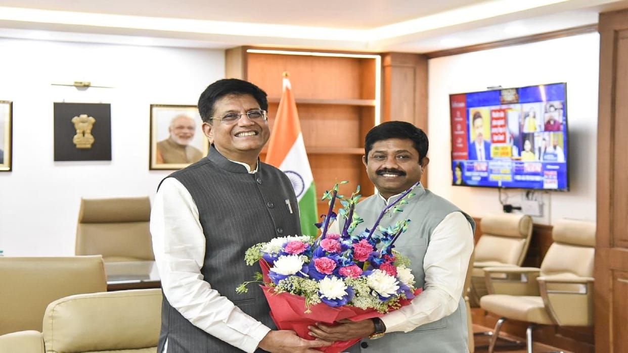 UP NEWS : Nandi met Piyush Goyal, Moonj product of Prayagraj also in the gift packet sent to Davos
