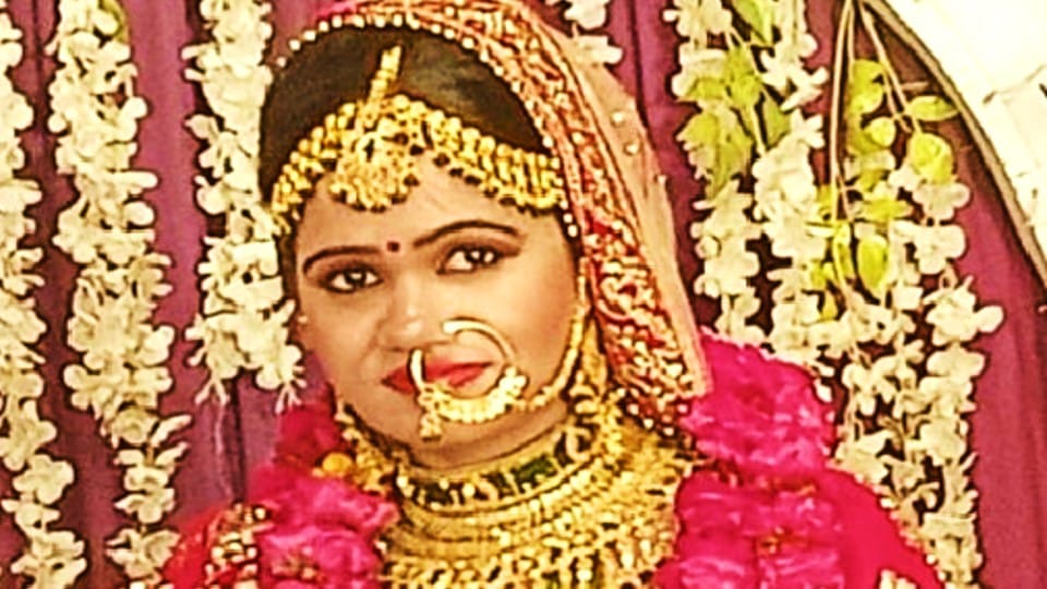 husband killed wife in front of girlfriend in agra