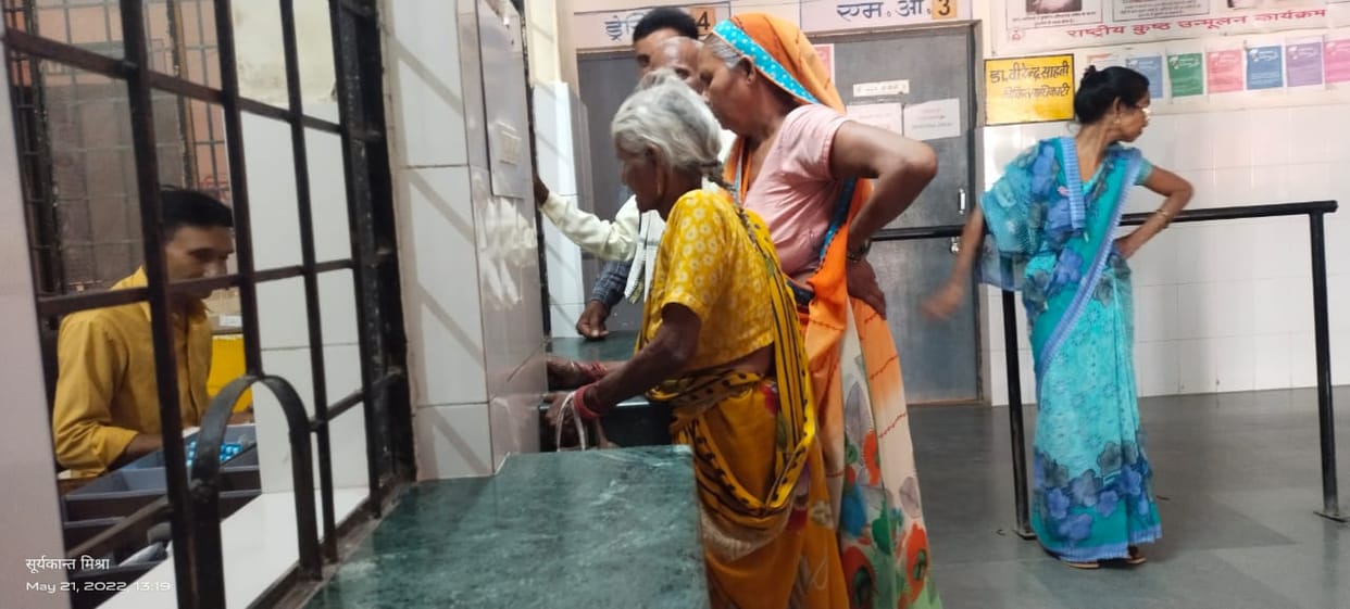 Patients kept waiting, doctors did not come