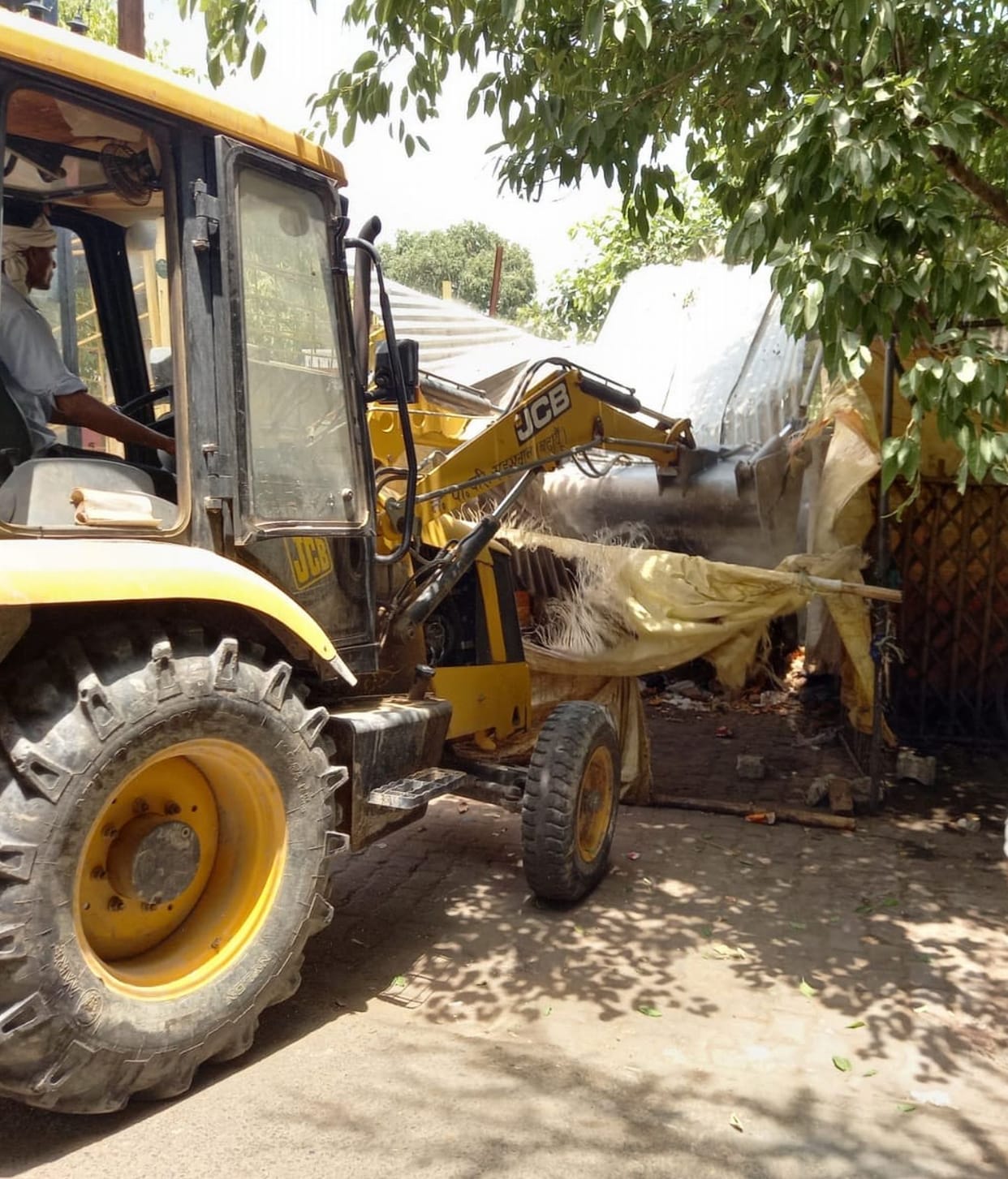 The temporary encroachment in Dataganj and Sahaswan was demolished by the team of the municipality