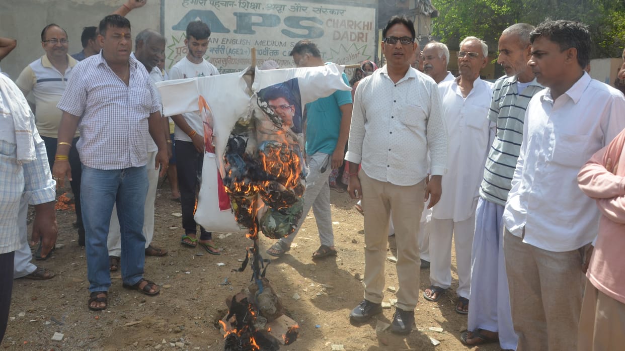 People suffering from drinking water crisis burnt effigies of CM and Deputy CM
