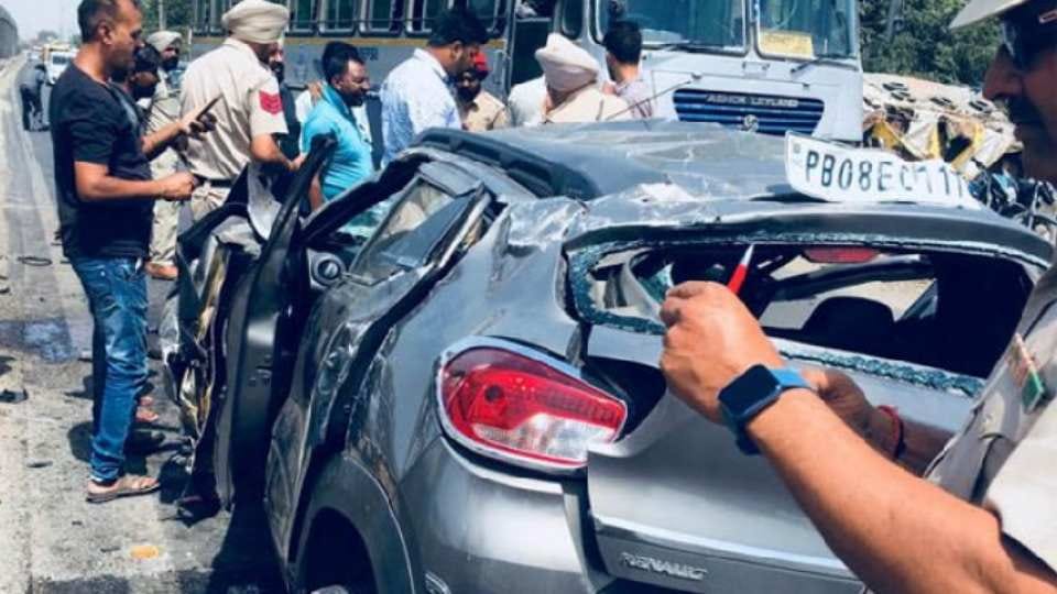 Car fell into service lane by breaking the railing of the flyover in Jalandhar