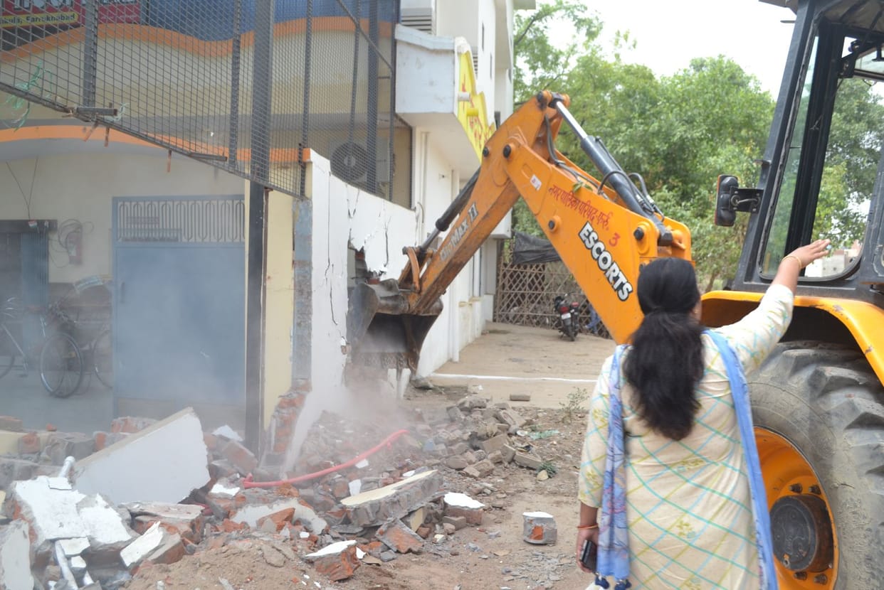 atikraman,farrukhabad news,buldoger