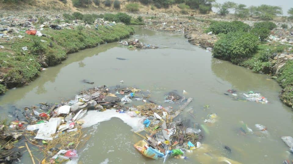 Two crore liters of dirty water falling in Yamuna every day