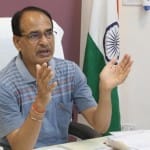 बड़वानी जिले के अधिकारियों के साथ बैठक लेते सीएम शिवराज।