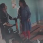 प्रधानाध्यापिका पूजा गुप्ता और सहायक अध्यापिका प्रियंका शुक्ला के बीच कुर्सी को लेकर तनातनी हो गई।