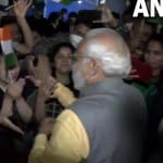 टोक्यो में भारतीय समुदाय के बीच पीएम मोदी।