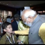 पीएम मोदी जापानी बच्चों से बात करते हुए