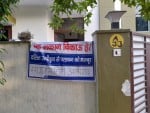 सांगवान सिटी में अनुसूचित जाति के लोगों के उत्पीड़न के विरोध में घरों के बाहर लगे मकान बिकाऊ के ब?