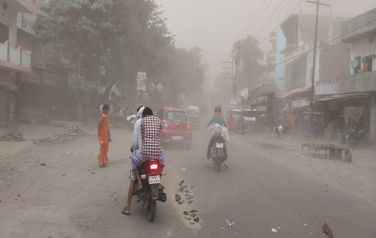 Weather Update varanasi trees fell in many places and tinsheds flew due to dust wind storm