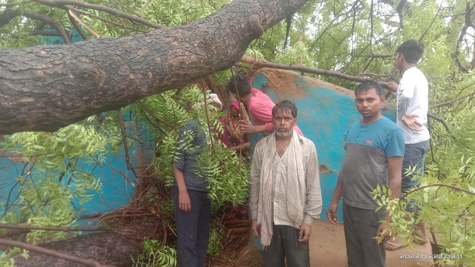UP Rain gives relief from scorching heat waterlogging on roads