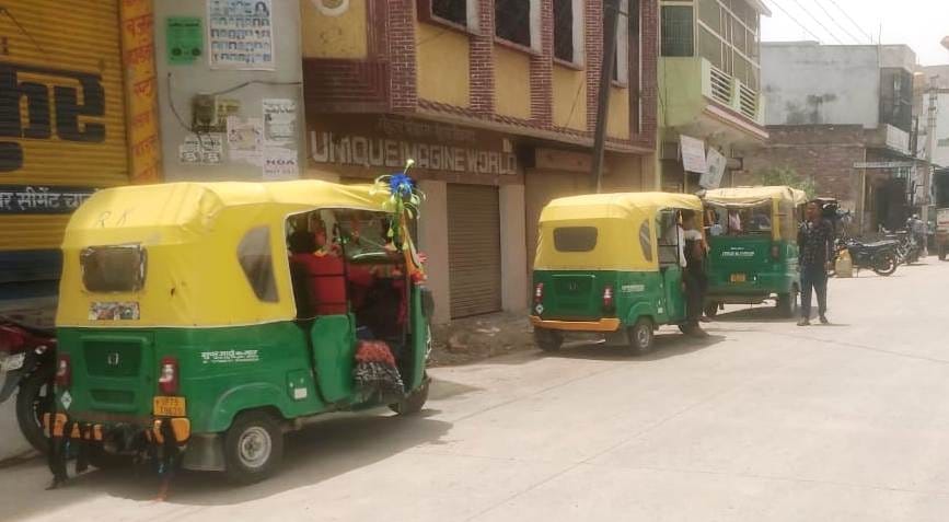 Passengers kept on sitting vehicles standing on illegal stands
