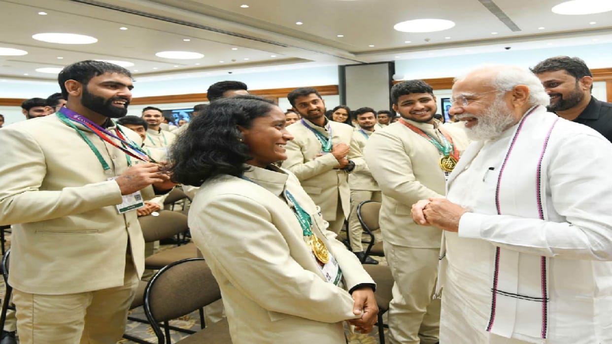 PM Modi put his hand on head of badminton star Aditya yadav gorakhpur girl