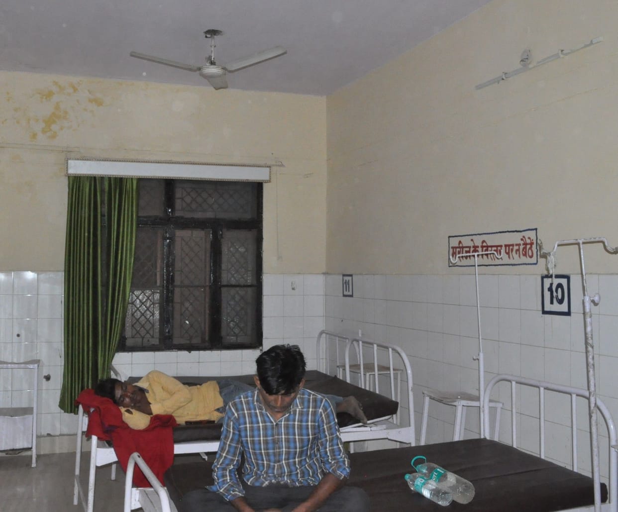 Hathras: Electricity of district hospital is falling for two and a half hours