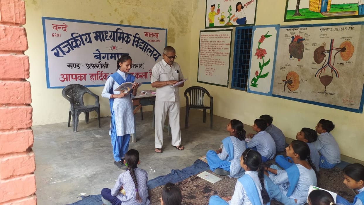 Service : After retiring from teacher, giving education to children at the age of 73