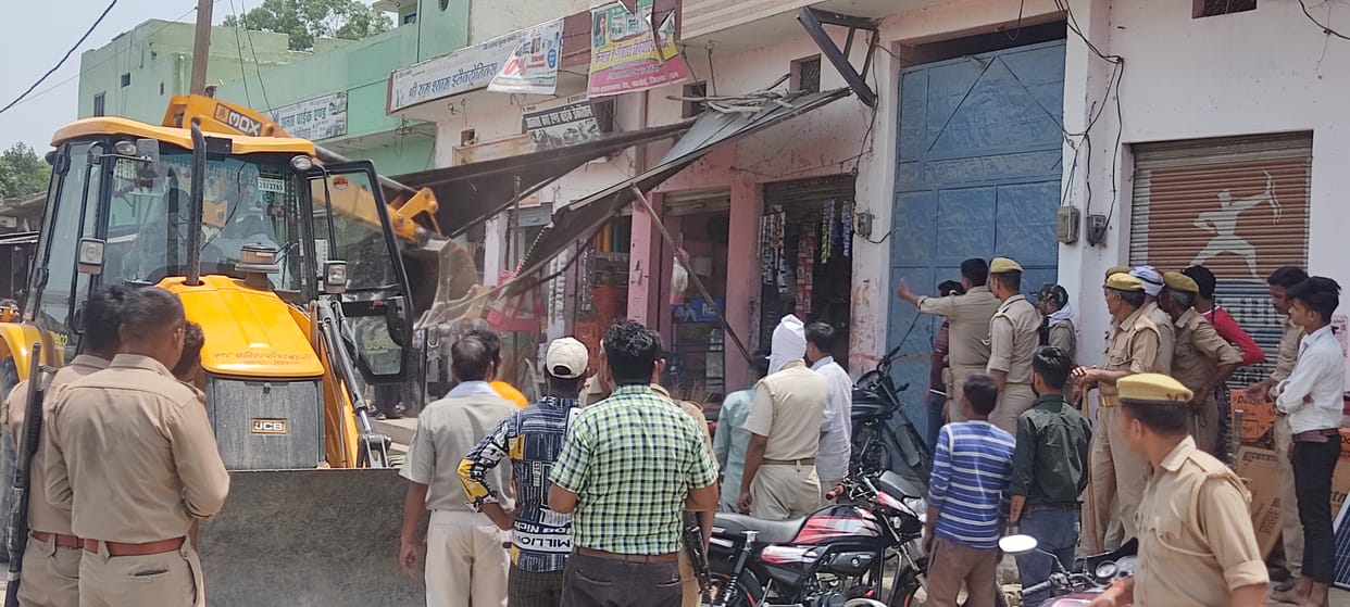 JCB of Garji Municipality against encroachment on Islamnagar Road