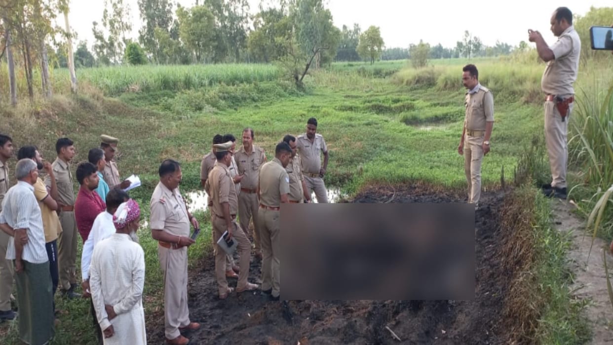 Bijnor News: Half burnt body of youth has found near a pond in village