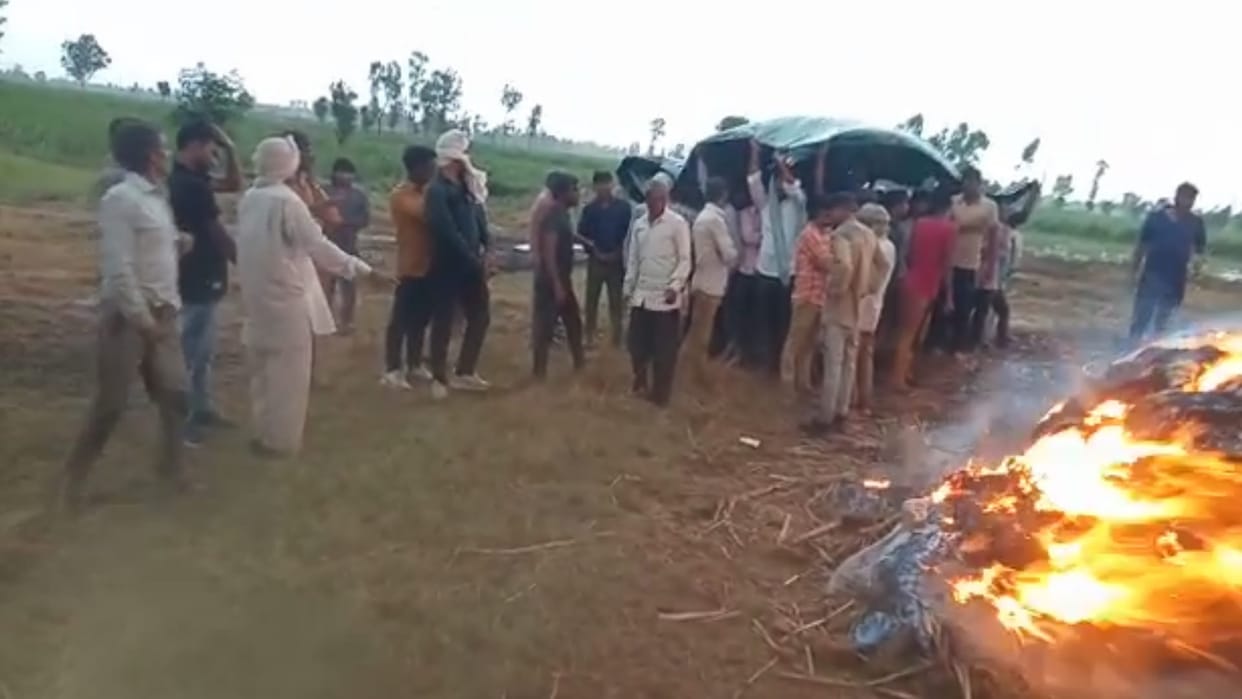 Poor Arrangements : dead body of the elderly kept getting wet in rain, villagers kept trying to save