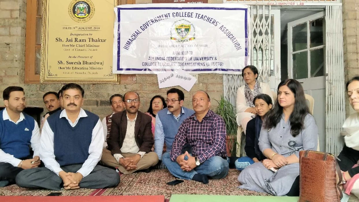 Teachers Protest Shimla: College teachers on hunger strike for UGC pay scale