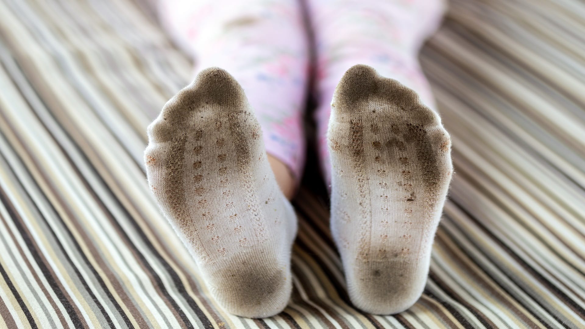 Smelly Feet Causes And Tips To Prevent Foot Odor in Hindi