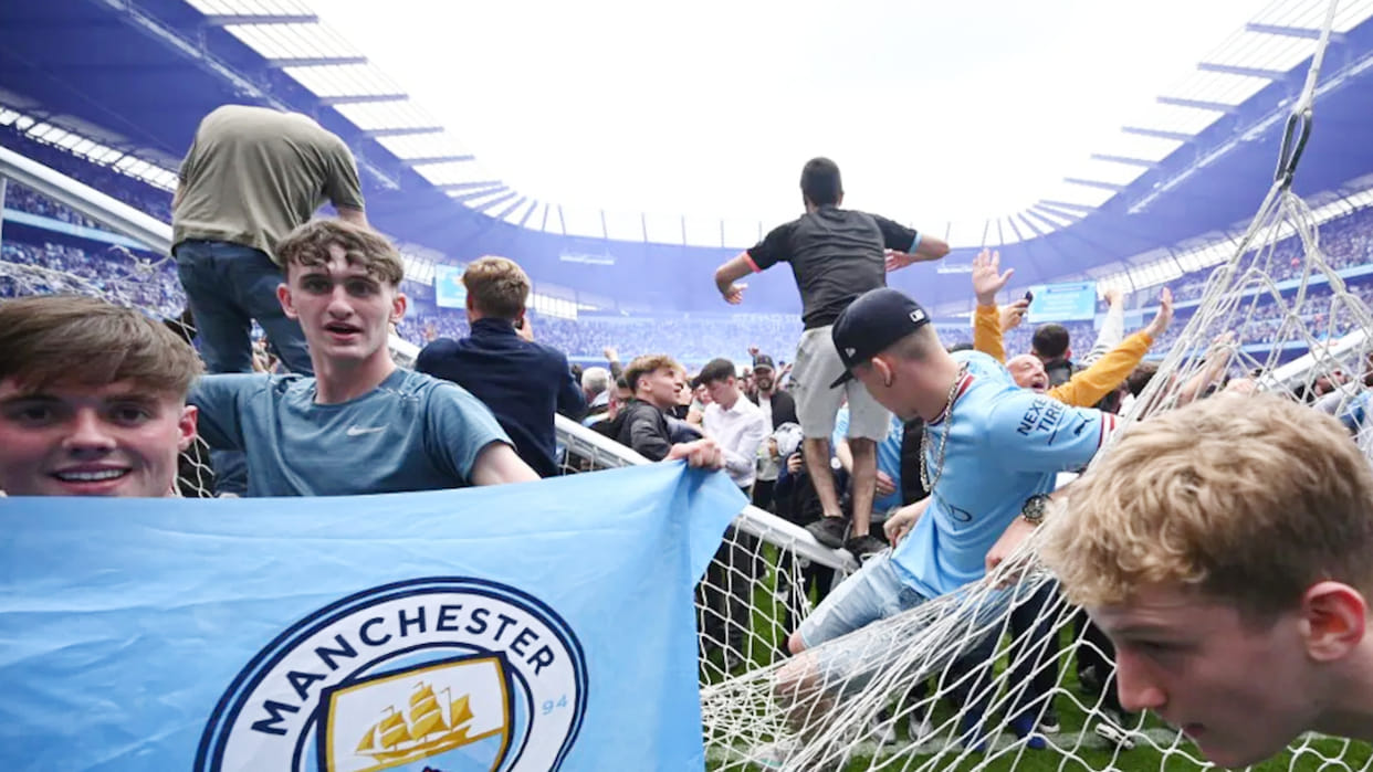 English Premier League: Fans furious over City's victory, Aston's goalkeeper assaulted, thousands of supporters entered the ground and broke the goalpost